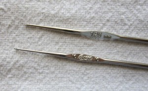 Example of same size crochet hooks in different brands